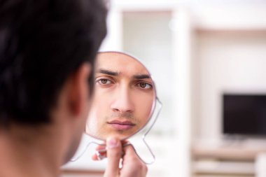 Adam derisindeki sivilceler yüzünden panikliyor.