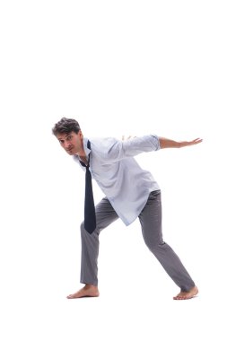 Yalınayak iş adamı beyaz arka planda izole edilmiş.