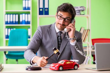 Genç ve yakışıklı avukat ofiste çalışıyor. 