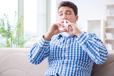 Genç adam evinde boyundan yaralanmış.