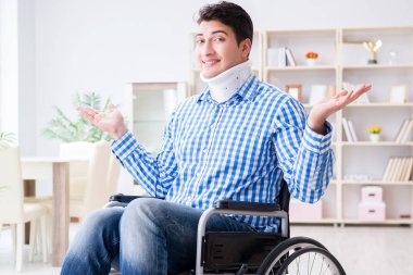 Evdeki tekerlekli sandalyede yaralanan genç adam.