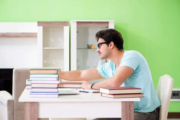 Étudiant se préparant aux examens universitaires à la maison — Photo