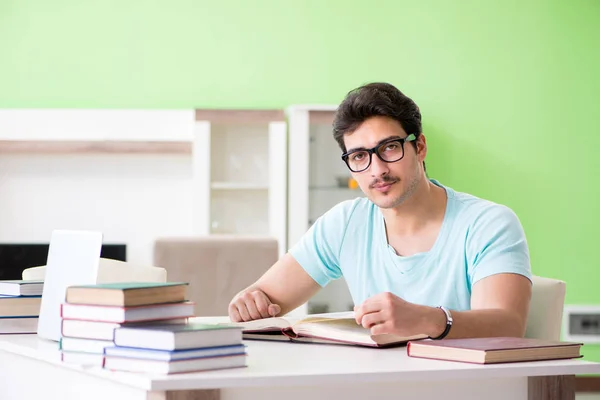 Student bereitet sich zu Hause auf Uni-Prüfungen vor — Stockfoto