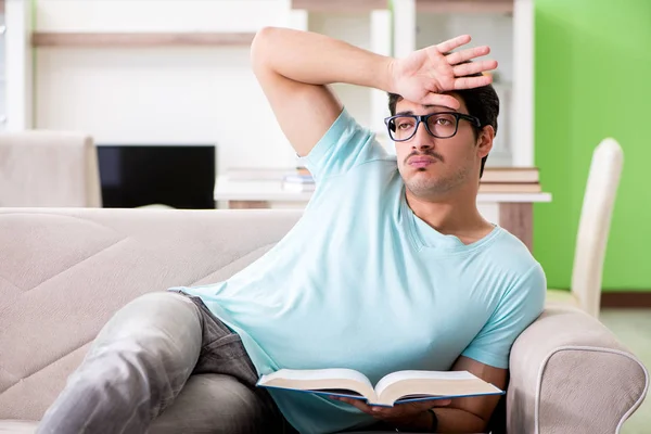 Studerande förbereder sig för hemtentamen — Stockfoto