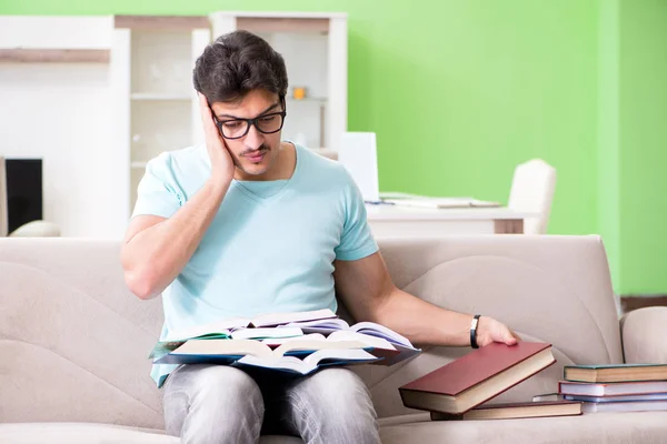 Estudiante preparándose para exámenes universitarios en casa — Foto de Stock