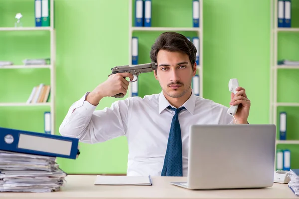 Wanhopige zakenman denkt aan zelfmoord op kantoor — Stockfoto