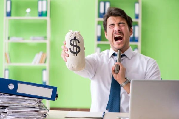 Empresário desesperado pensando em suicídio no escritório — Fotografia de Stock