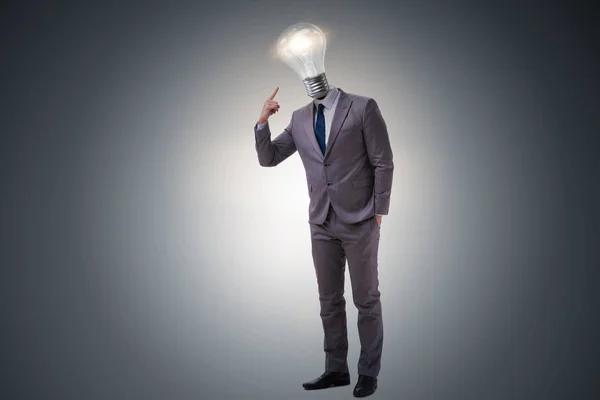 Бізнесмен у концепції яскравої ідеї з головою лампочки — стокове фото