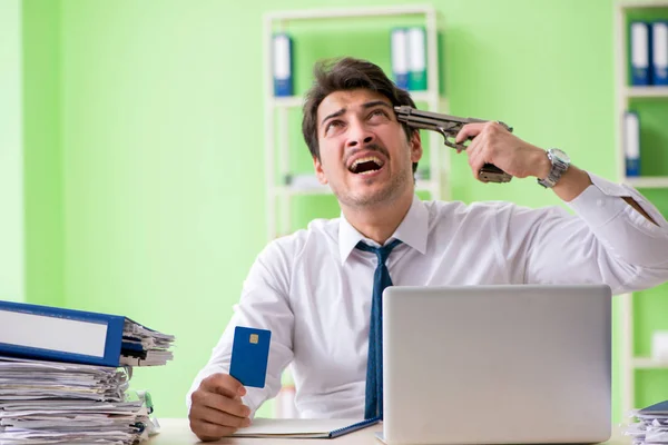 Un uomo d'affari disperato che pensa al suicidio in ufficio — Foto Stock