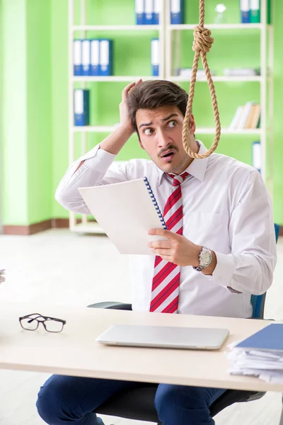 Empresário desesperado pensando em suicídio no escritório — Fotografia de Stock