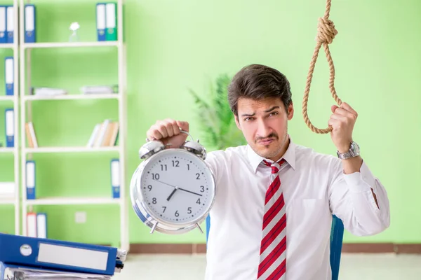 Verzweifelter Geschäftsmann denkt im Büro an Selbstmord — Stockfoto