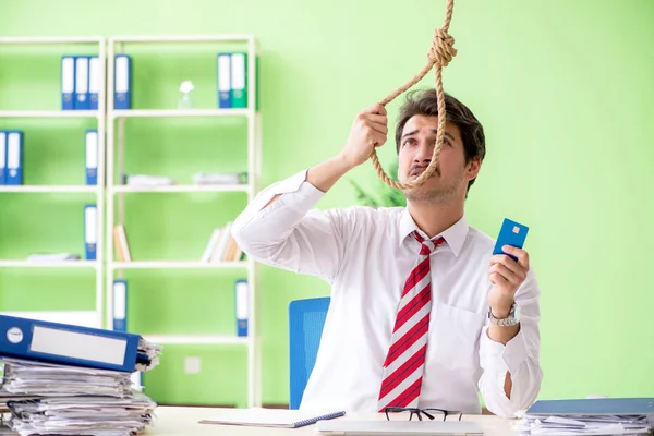 Empresario desesperado pensando en suicidarse en la oficina — Foto de Stock