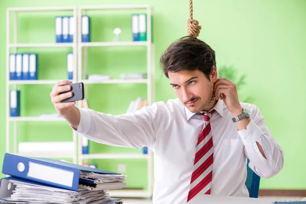 Empresário desesperado pensando em suicídio no escritório — Fotografia de Stock