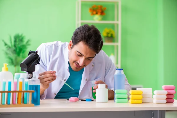 Jabón de prueba de químicos en el laboratorio —  Fotos de Stock