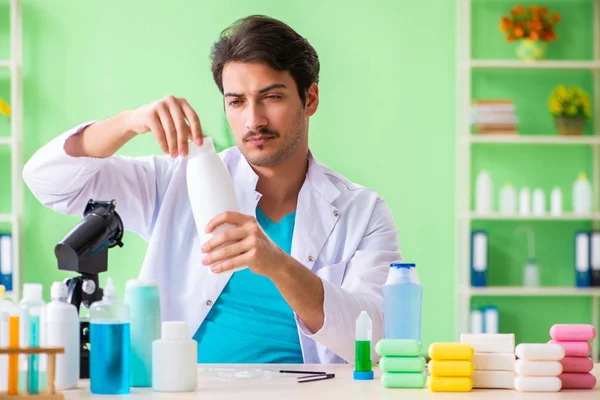 Chemik testuje mýdlo v laboratoři — Stock fotografie