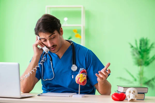 Doktor student vysvětlující srdeční problémy — Stock fotografie