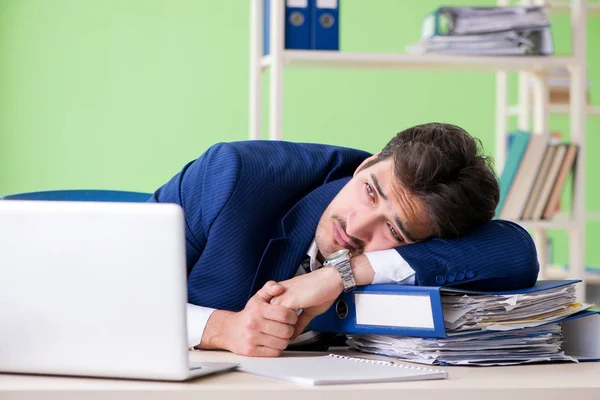 Empresário infeliz com excesso de trabalho sentado no escritório — Fotografia de Stock