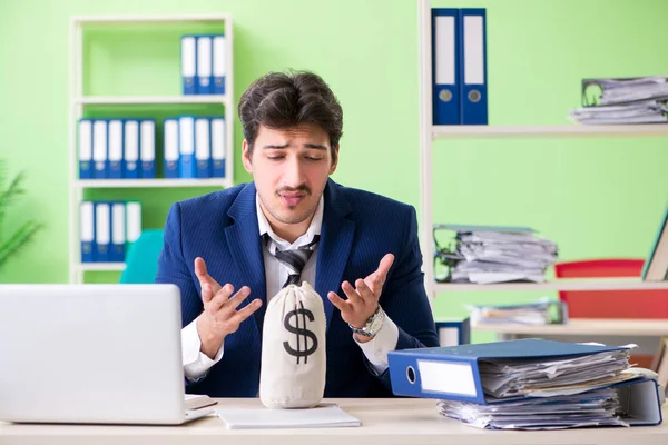 Podnikatel nešťastný z nadměrné práce sedí v kanceláři — Stock fotografie