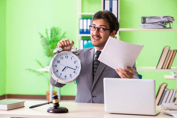 Jeune beau avocat travaillant dans le bureau — Photo