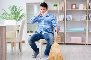 Ev idaresi konseptinde boyun ve jürinin olmadığı bir adam.