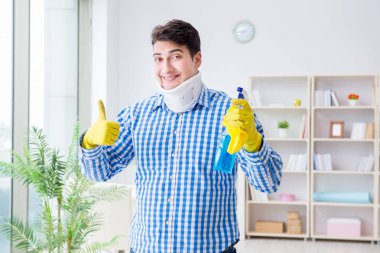 Ev idaresi konseptinde boyun ve jürinin olmadığı bir adam.