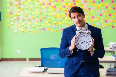 Zaman yönetiminde çelişkili önceliklere sahip bir iş adamı 