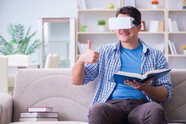 Evde sanal gerçeklik gözlükleriyle serbest çalışan bir öğrenci.