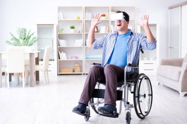 Sanal gerçeklik gözlükleriyle çalışan engelli bir adam