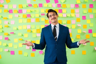 Birçok iş önceliği olan bir iş adamı.