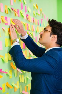 Birçok iş önceliği olan bir iş adamı.