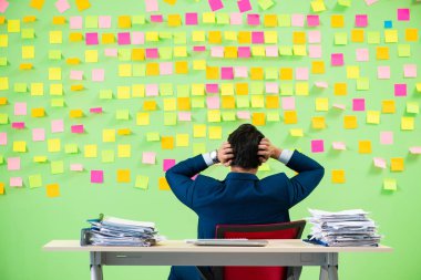 İş adamı önceliklerinde sorun yaşıyor.