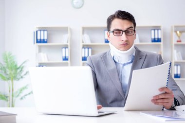 Ofiste çalışan boyun yaralanması olan bir iş adamı.