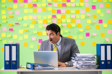 İş adamı önceliklerinde sorun yaşıyor.