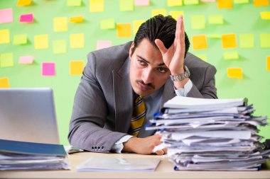 İş adamı önceliklerinde sorun yaşıyor.