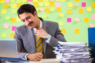 İş adamı önceliklerinde sorun yaşıyor.