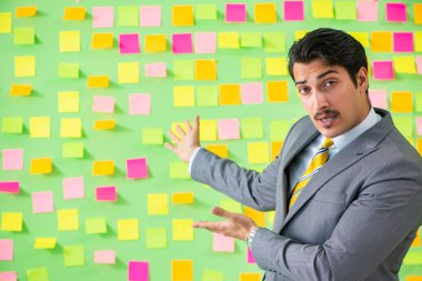 Birçok iş önceliği olan bir iş adamı.