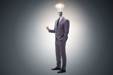 Parlak fikir kavramı ampul kafa ile işadamı
