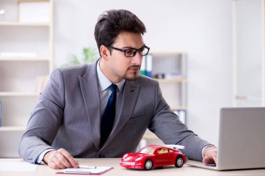Ajan araba sigortası öneriyor.