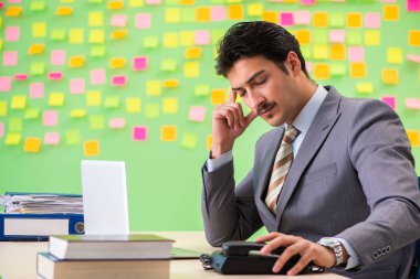 Çelişkili öncelikleri olan bir iş adamı   