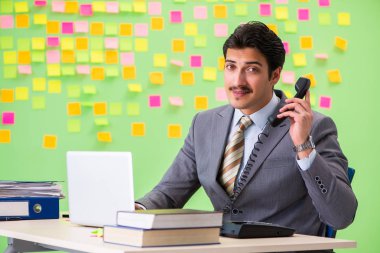 Çelişkili öncelikleri olan bir iş adamı   