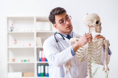 İskeleti beyaz olan Yong erkek doktoru.
