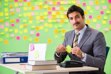 Çelişkili öncelikleri olan bir iş adamı   