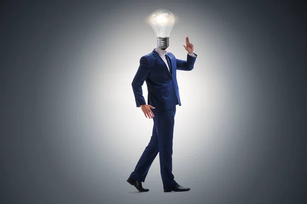 Бізнесмен у концепції яскравої ідеї з головою лампочки — стокове фото