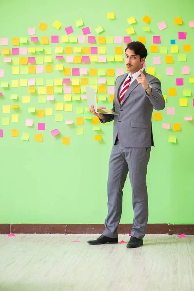 Geschäftsmann mit vielen widersprüchlichen Prioritäten — Stockfoto