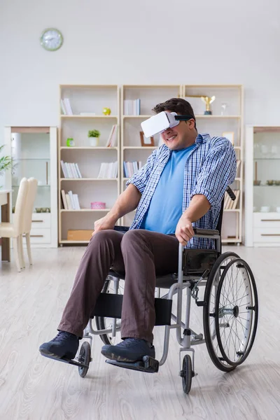 Homme handicapé étudiant avec des lunettes de réalité virtuelle — Photo