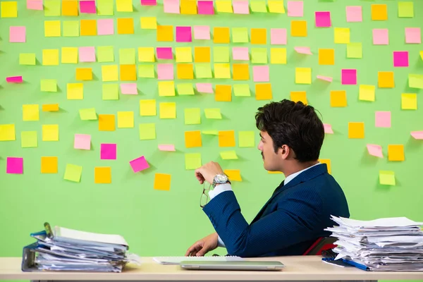 Geschäftsmann hat Probleme mit seinen Prioritäten — Stockfoto