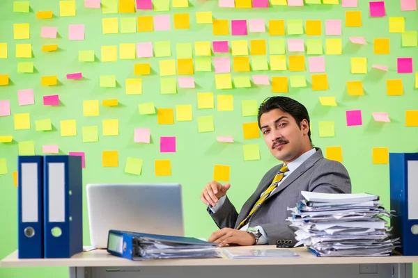 Geschäftsmann hat Probleme mit seinen Prioritäten — Stockfoto