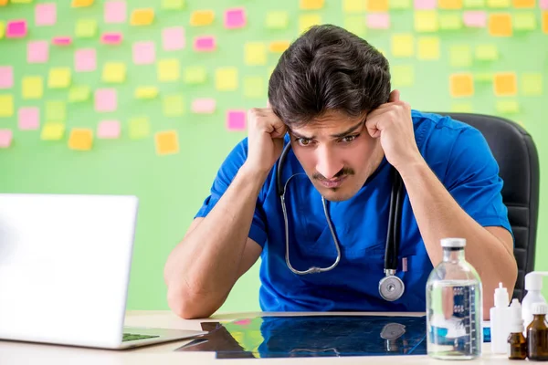 Pek çok hatırlatıcı ve acil işi olan genç doktor. — Stok fotoğraf