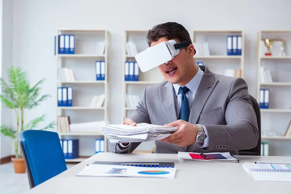 Obchodník s brýlemi virtuální reality v kanceláři — Stock fotografie