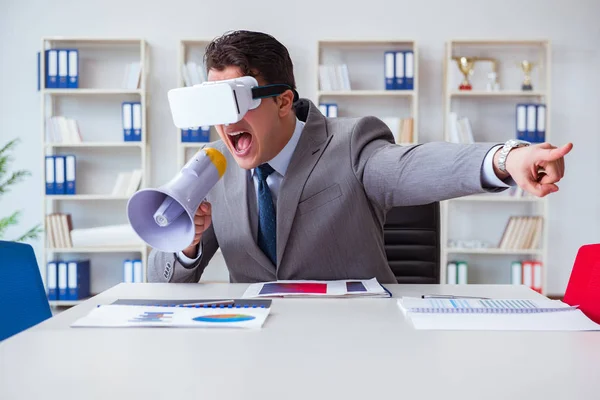 Ofiste sanal gerçeklik gözlüklü bir iş adamı var. — Stok fotoğraf